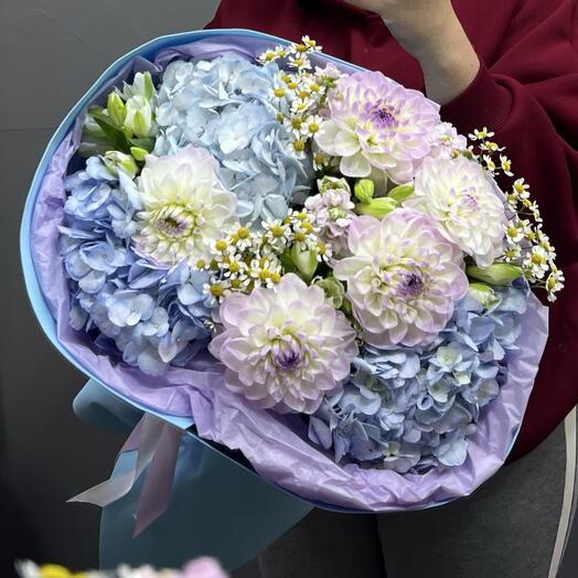 Полевой букет (георгин, гортензия, альстромерия, ромашки)