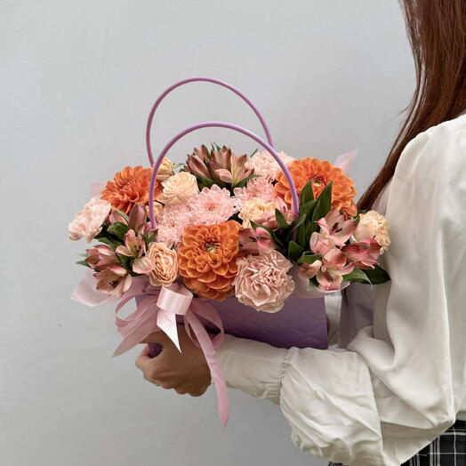 Кустовая роза,альстромерия,георгины и диантус в сумочке «Фруктовый фреш»