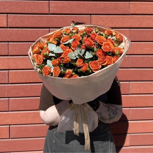 Оранжевый закат 🧡 / кустовая роза 9 шт и эвкалипт