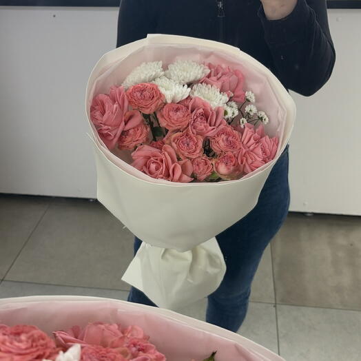 Розовый букет из роз и хризантемы 💗