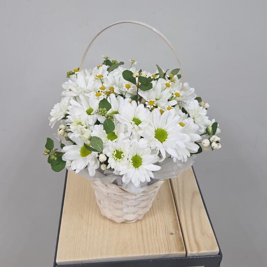 Корзинка из ромашек с зеленью