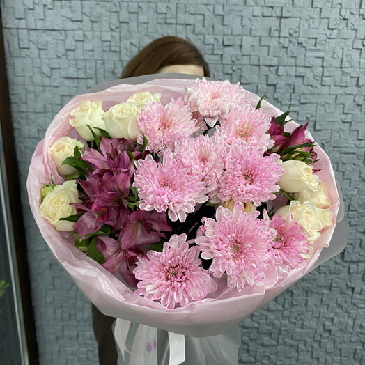 Букет розовых хризантем, альстромерии и роз
