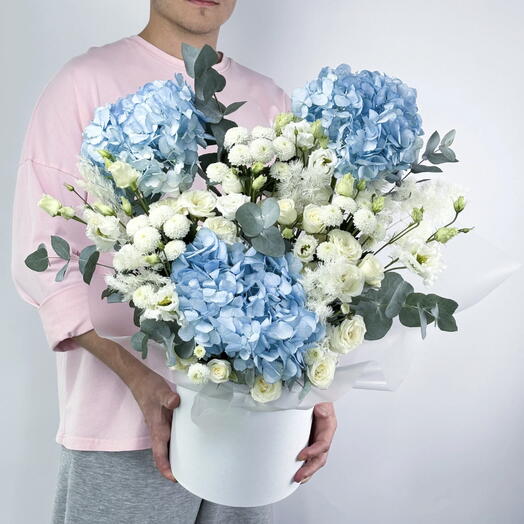 Нежная большая композиция из голубой гортензии с белой хризантемой, кустовой розой, лизиантусом и эвкалиптом