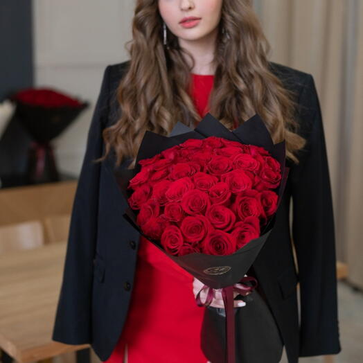 Стильный букет красных роз Amour M