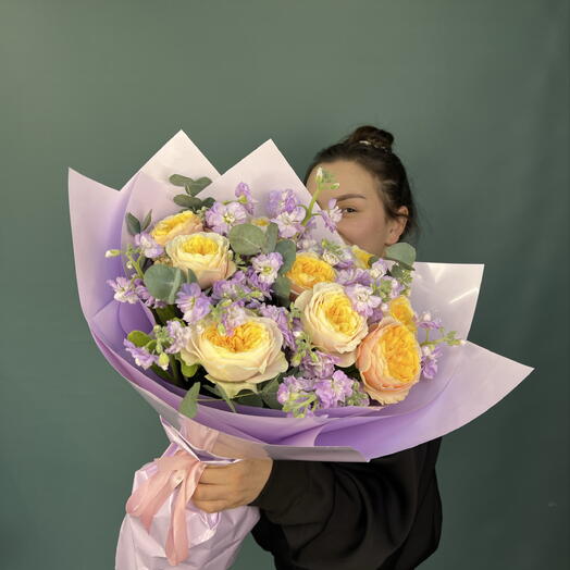 Букет с пионовидной розой и кустовой маттиолой 🌸💛🌸