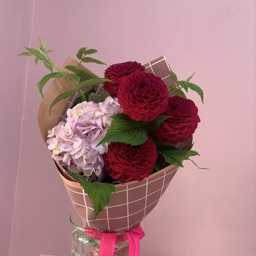 Букет с георгинами и гортензией