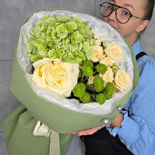 Букет с гортензией 🌿
Круглый букет с розами💐