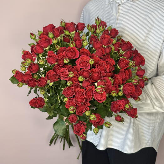 Монобукет из 15 красных кустовых роз Кения