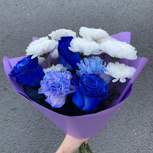 Сборный букет с синими розами 💙