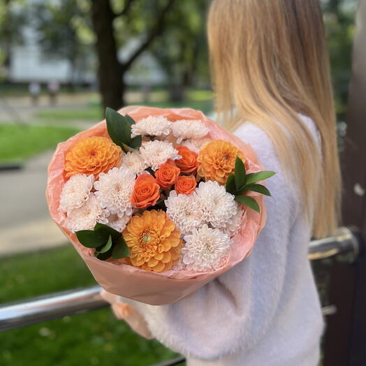 Букет с георгинами,кустовой хризантемой и кустовой розой «золотая осень»