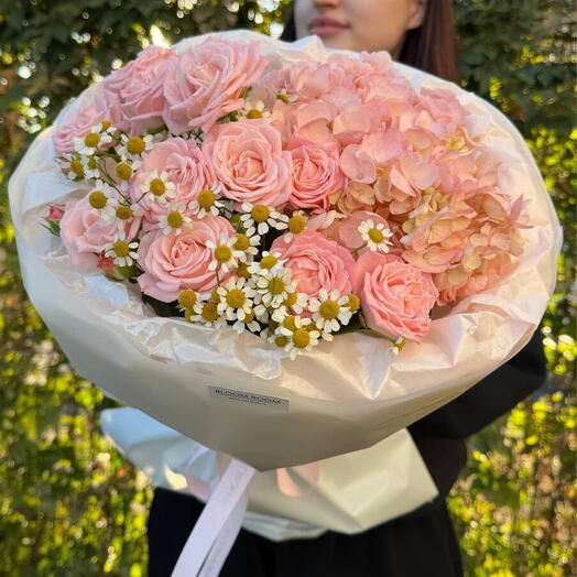 Букет «Bloom room» с гортензией и кустовой розой madam bombastic