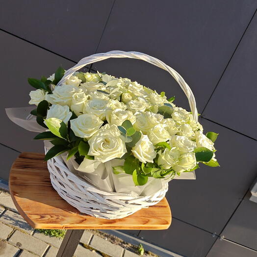 Корзина белых роз