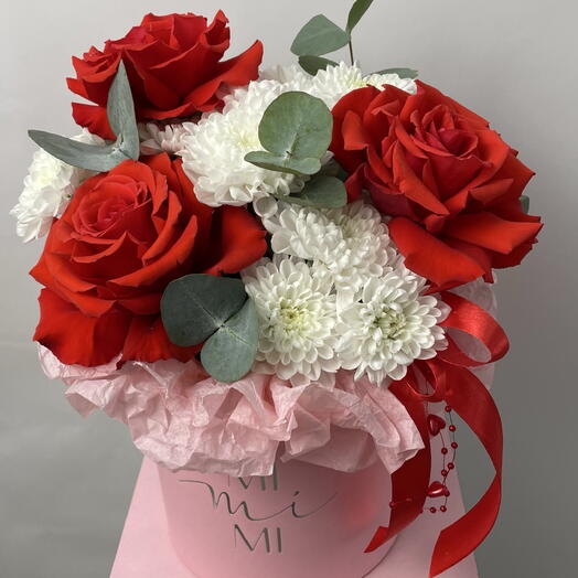 Яркая коробка с розами и хризантемой🌹
