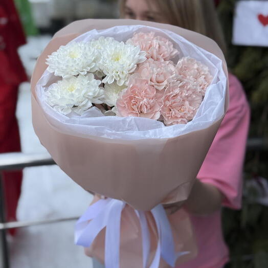 Букет из кустовой хризантемы и 5 сортовых диантусов