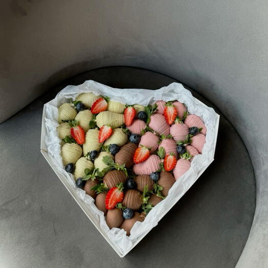 🍓 Клубника в шоколаде в форме сердца — подарок, который говорит о чувствах без слов ️