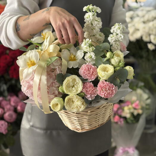 Нежное утро — цветочная корзина в пастельных оттенках