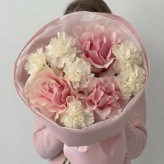 Нежный букет из французских роз и диантусов🌸