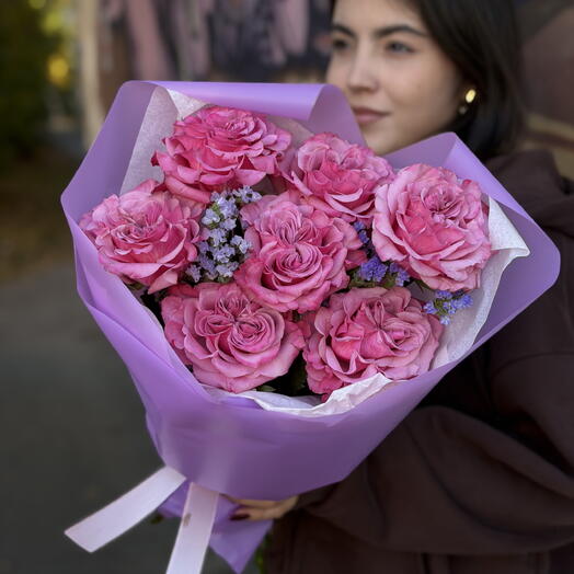 7 пионовидных роз и статица