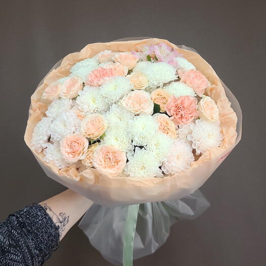 Букет из хризантем и кустовой розы