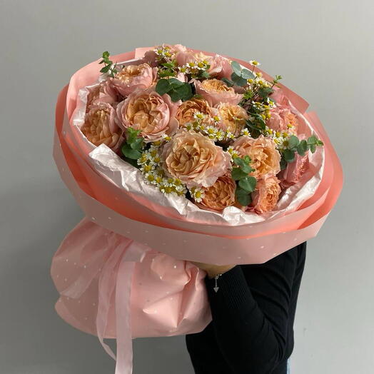 Букет с кустовой розой и ромашкой