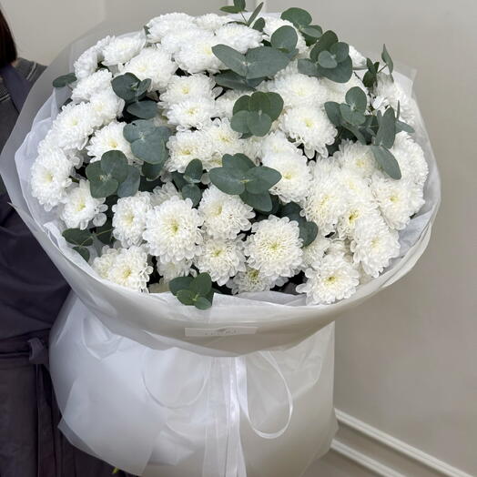 Стойкое сочетание кустовых хризантем и эвкалипта 🌸