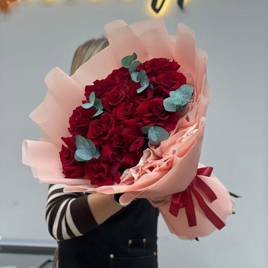 Красные розы и эвкалипт