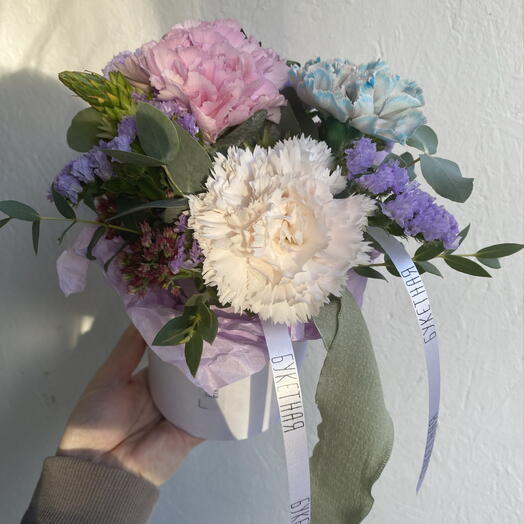 Комплимент в шляпной коробке с диантусами и статицей