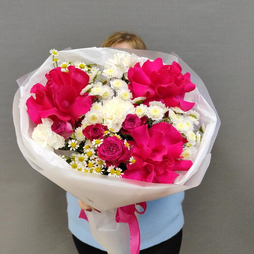 Букет с розами Готча, диантусами, танацетумом, кустовыми розами