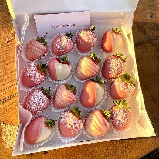 Клубника в коробочке в розовом шоколаде