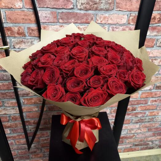 Ramo de rosas rojas red Naomi 55 piezas