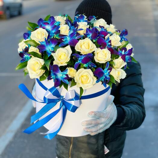 Caja grande de orquídeas y rosas