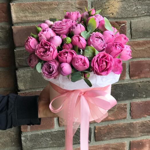 Composición de rosas peonías y eucalipto "Yvette"