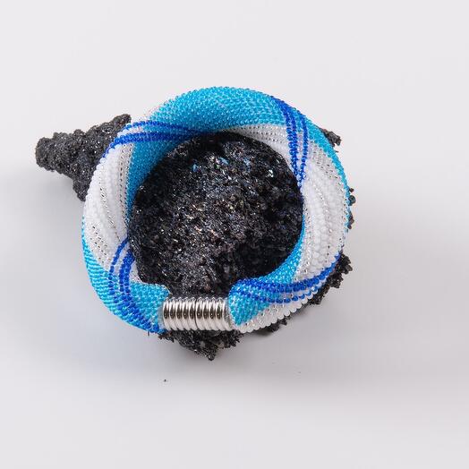 Brazalete blanco y azul