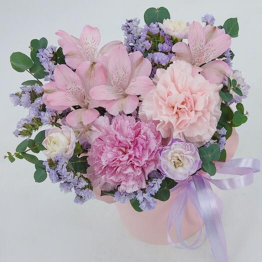 Альстромерии, диантусы и статица в коробке XS для Любимой Мамы