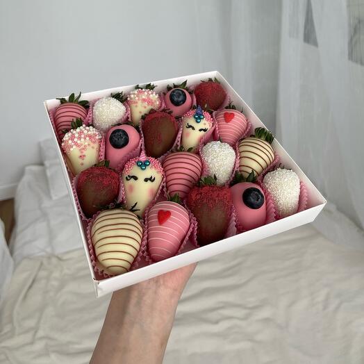 Клубника в шоколаде с единорогами для детей