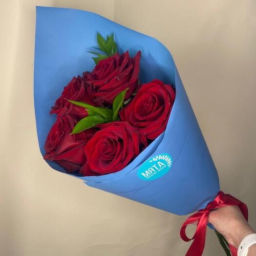 5 rosas rojas con decoración