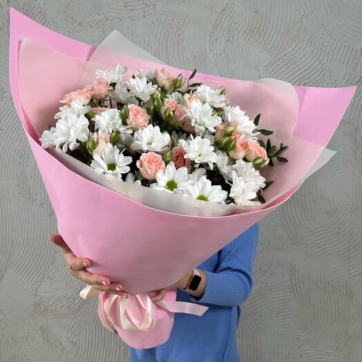 Rosas de manzanilla y arbusto