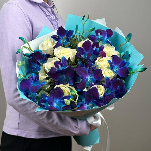 Белые розы с космическими орхидеями XL. Букет 412 ALMOND ROSES