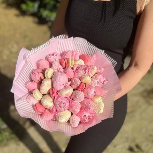 Букет из клубники с пионами и макаронсами 🍓