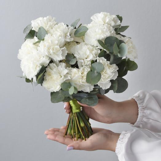 Букет невесты из белых диантусов с эвкалипом | Букет 139 Bottega dei Fiori