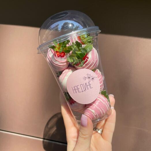 Taza de take to go, con fresas cubiertas de chocolate
