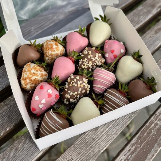Chocolate-covered strawberries, assorted, 16 berries