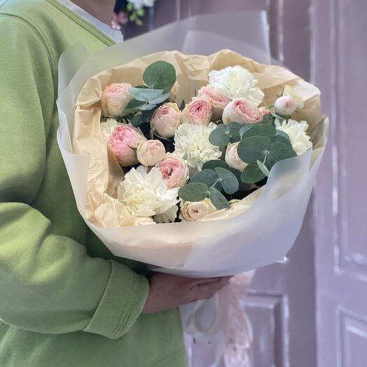 Ramo de rosas arbustivas en forma de peonía y Dianthus
