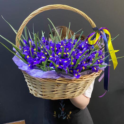 Кoрзинa с фиолетовыми ирисами