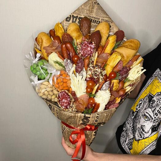 Букет мясной с орешками, и копчёностями
