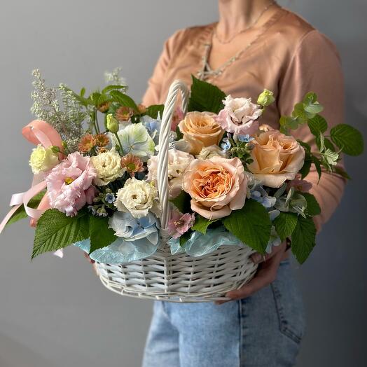 Кoрзинa c цвeтaми