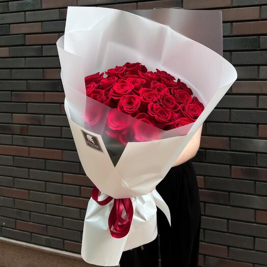 Букет из 25 красных роз в белом оформлении