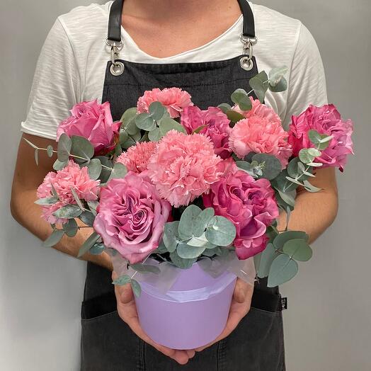 Коробка с пионовидными розами и диантусами