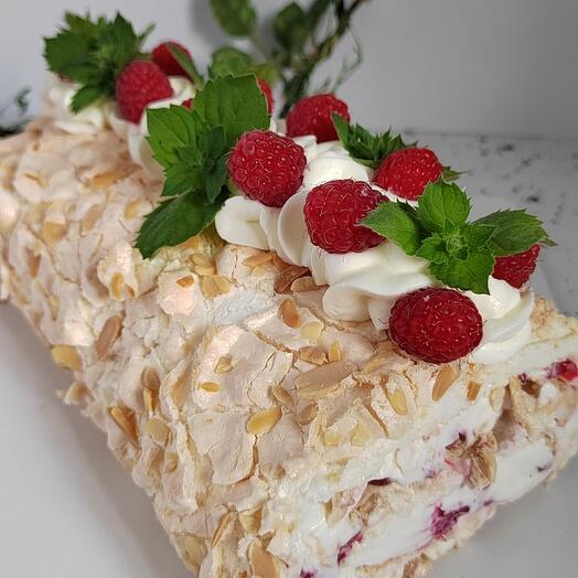 Меренговый рулет с малиной