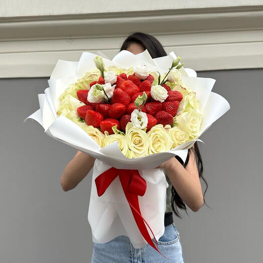 Клубничный букет с белыми розами
